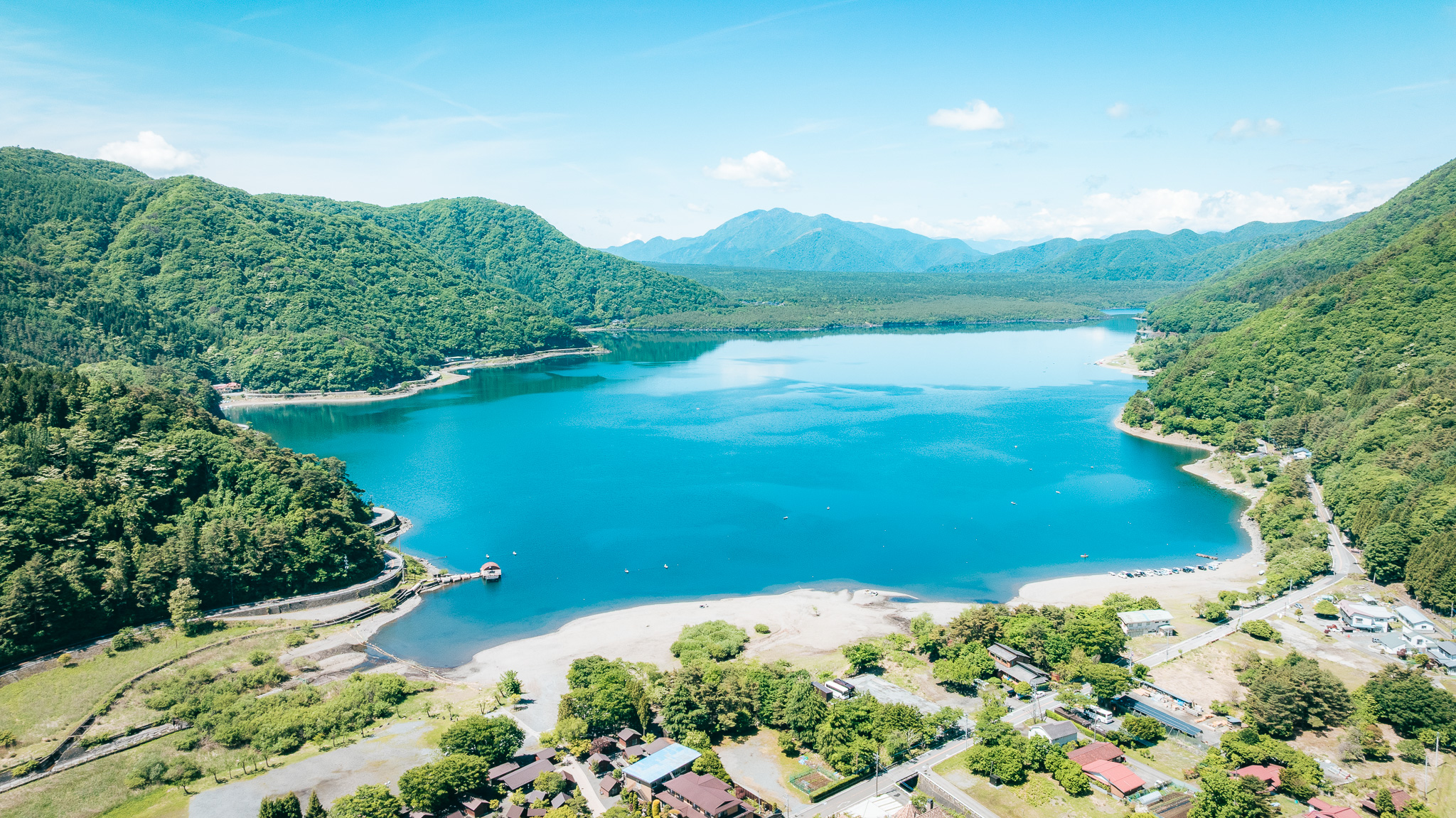 上空から望む西湖と周囲の山々