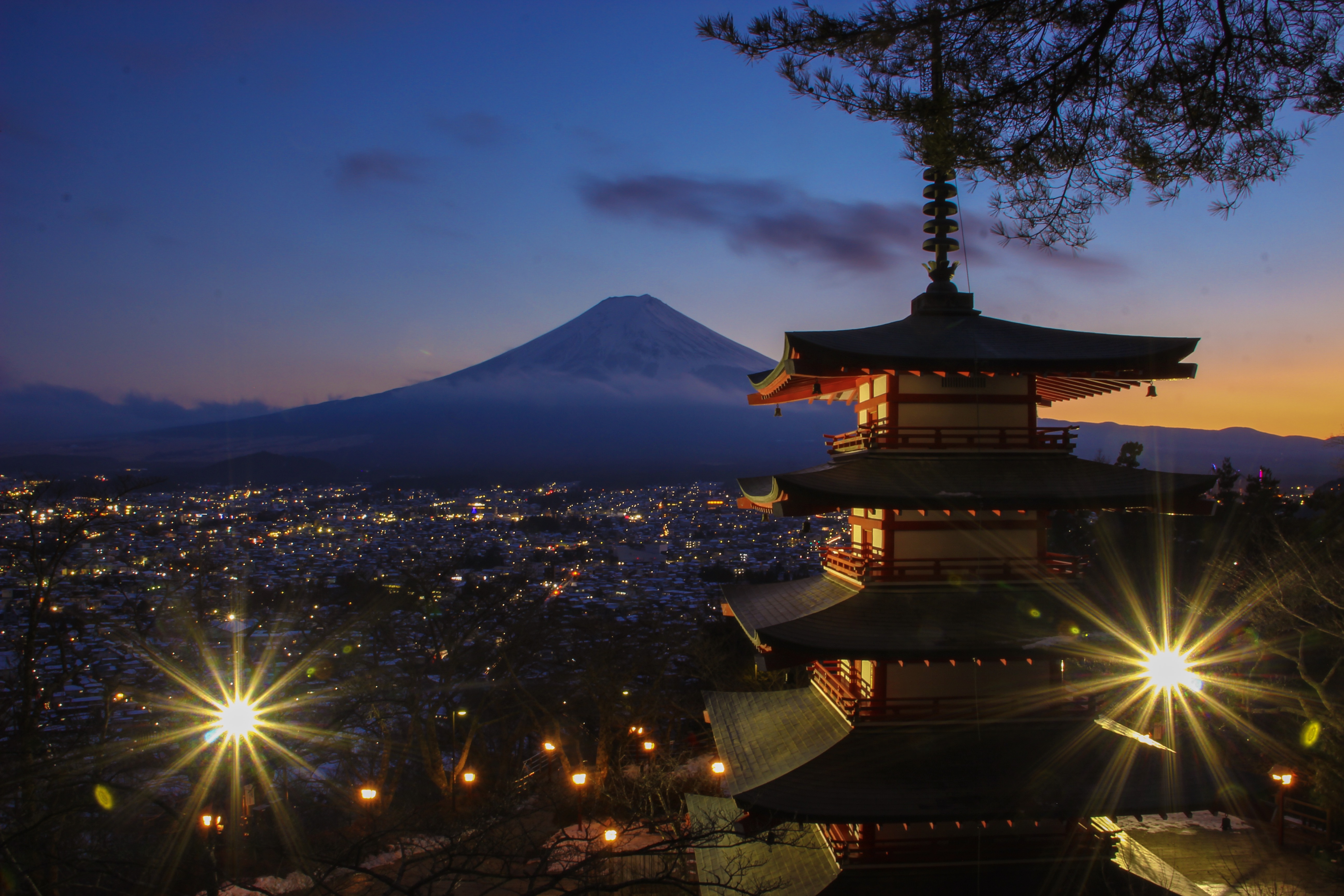 五重の塔と富士山を望む絶景ポイント