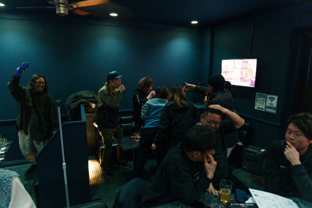 富士吉田で4回目のポップアップ「SING & TAP」開催。西湖のクラフトビールとカラオケの夜