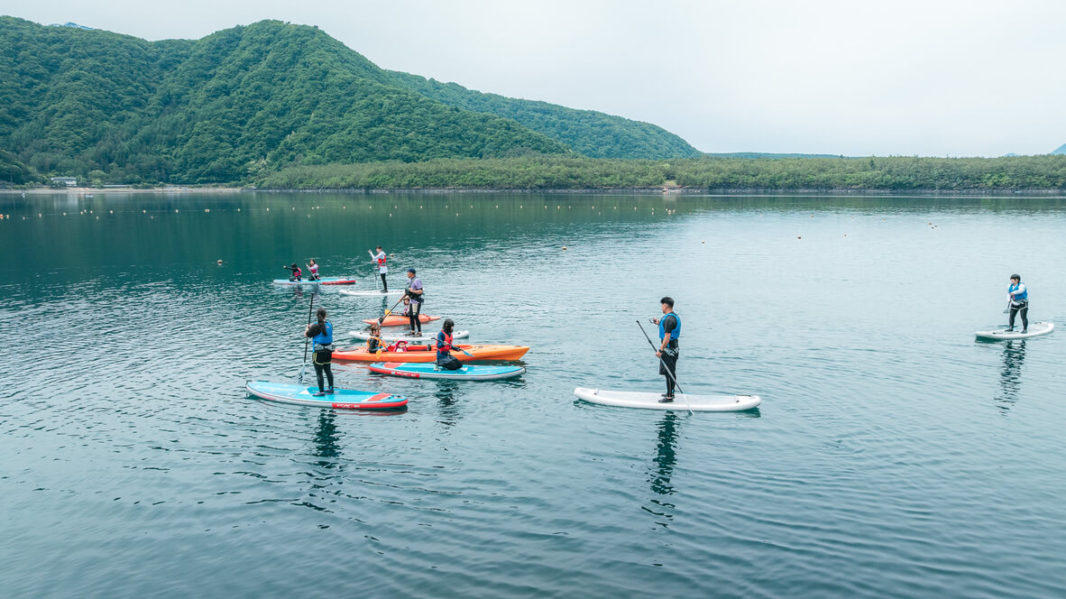 西湖の静かな湖面と山々